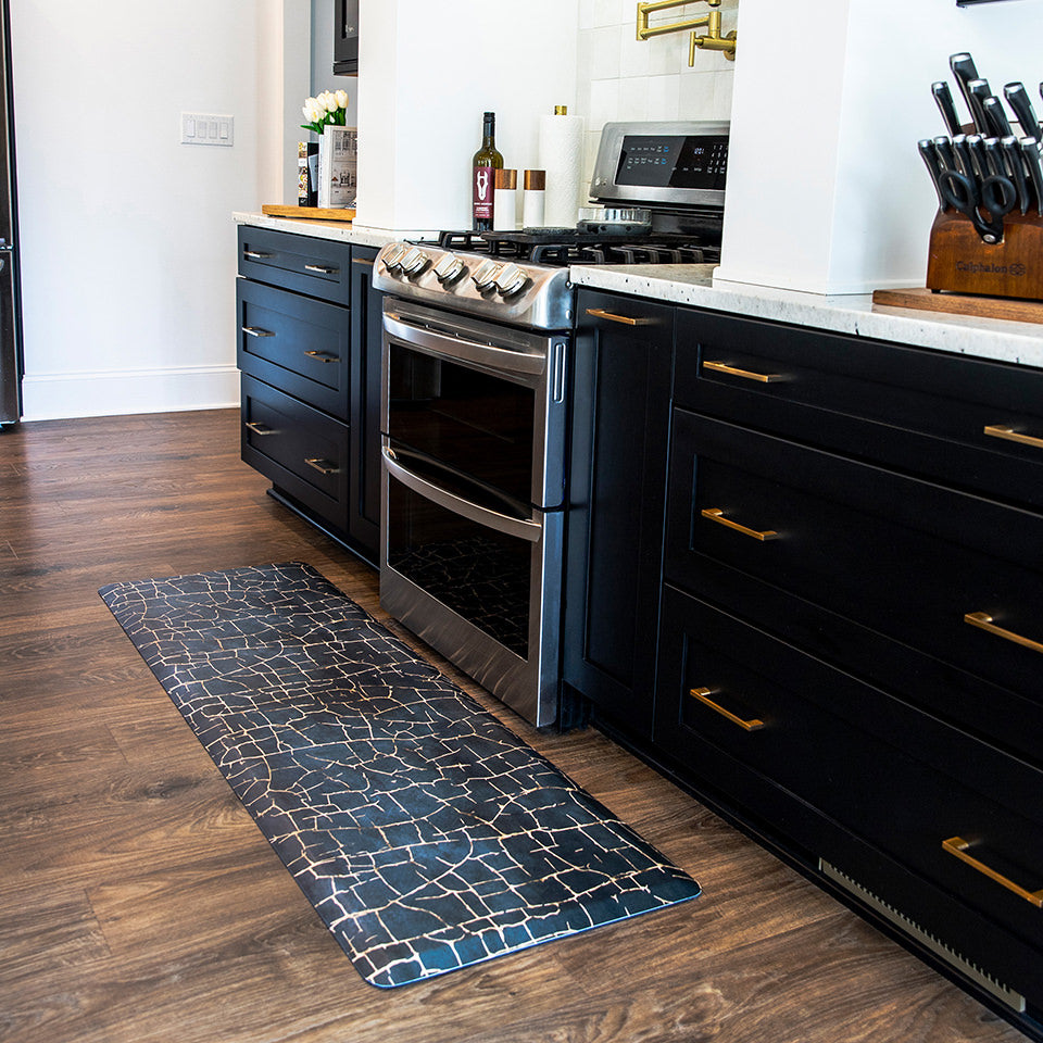 Anti-fatigue Kintsugi runner mat in Peacock in front of a stove, comfortable on feet and wipeable surface.