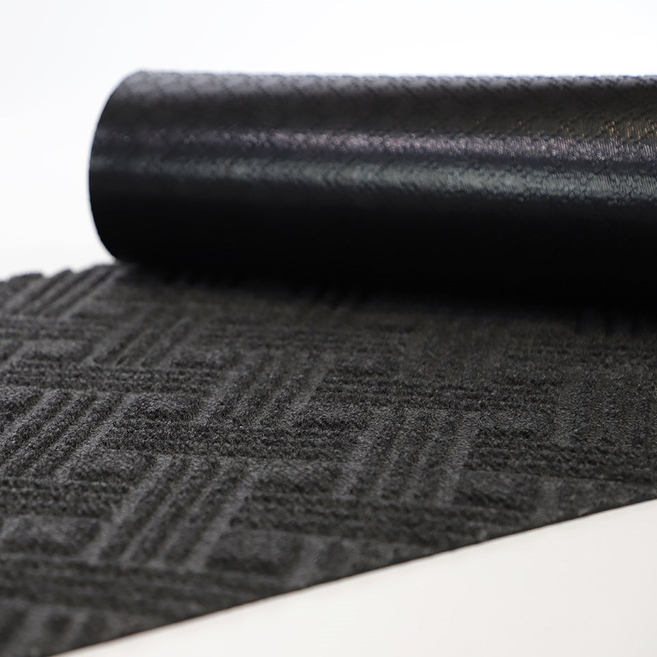 WaterHog Luxe Classic Thatch doormat in graphite (dark grey) with corner rolled over to show black rubber cleated backing
