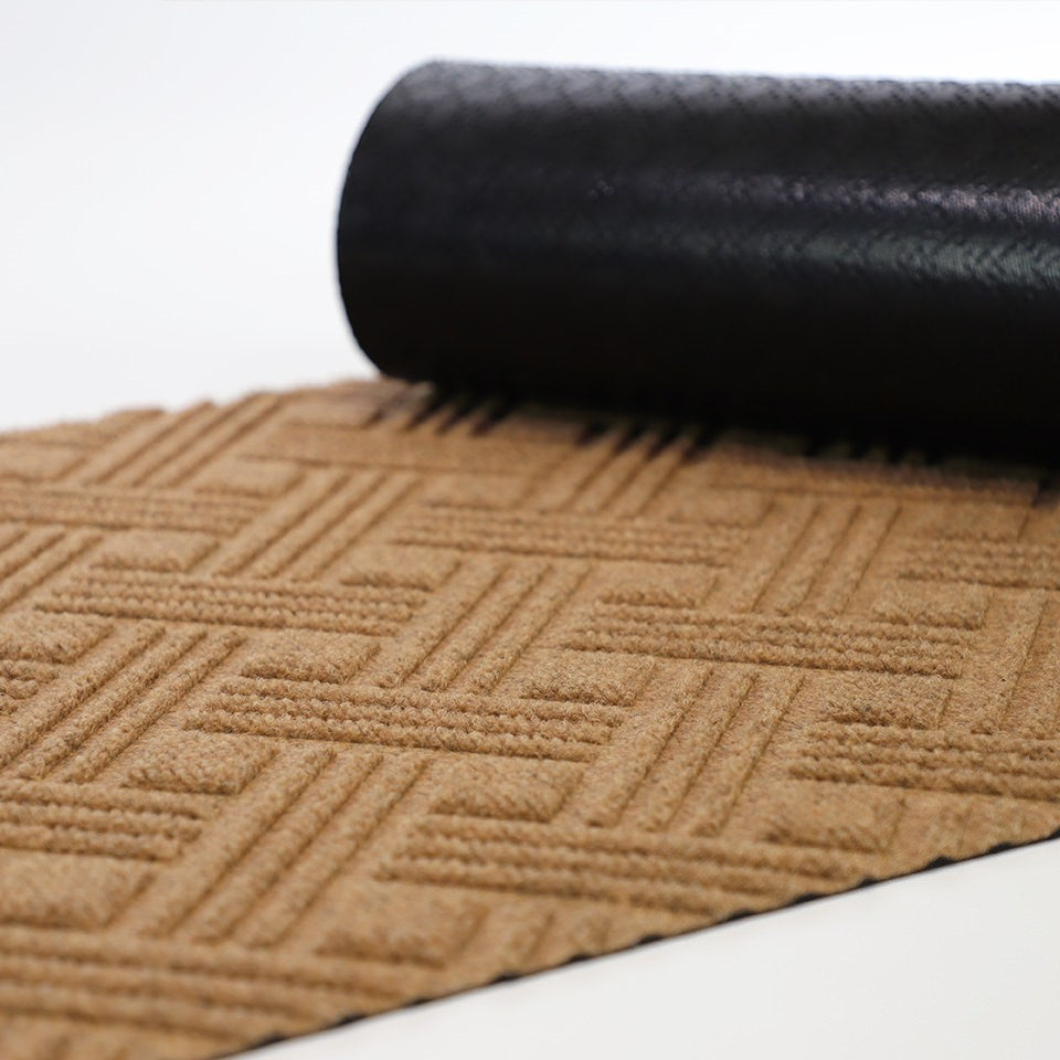 WaterHog Luxe classic thatch doormat in wheat (beige) with corner rolled over to reveal rubber slip-resistant backing