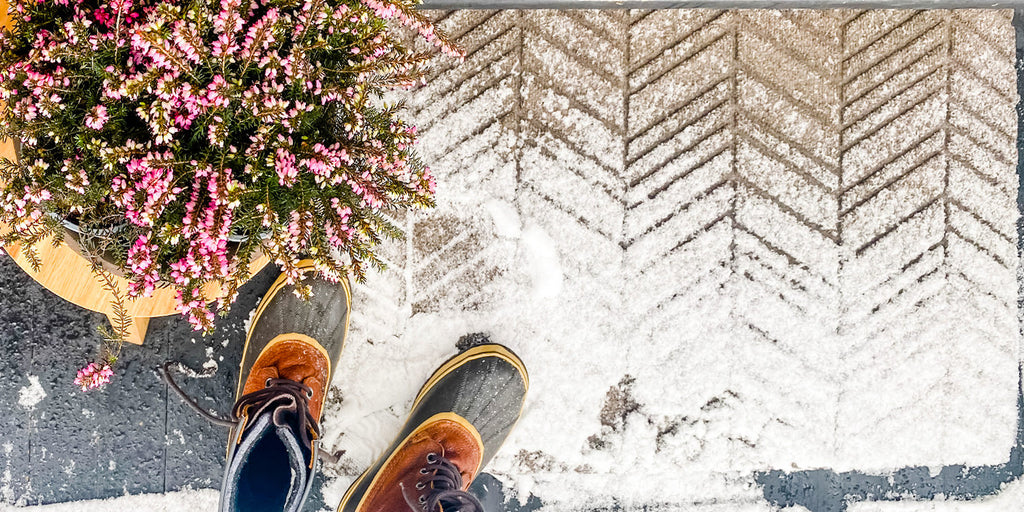 https://mymatterly.com/cdn/shop/articles/All-Weather-WaterHog-Outdoor-Doormat-Catches-Snow-From-Nearby-Boots_1024x1024.jpg?v=1702063235
