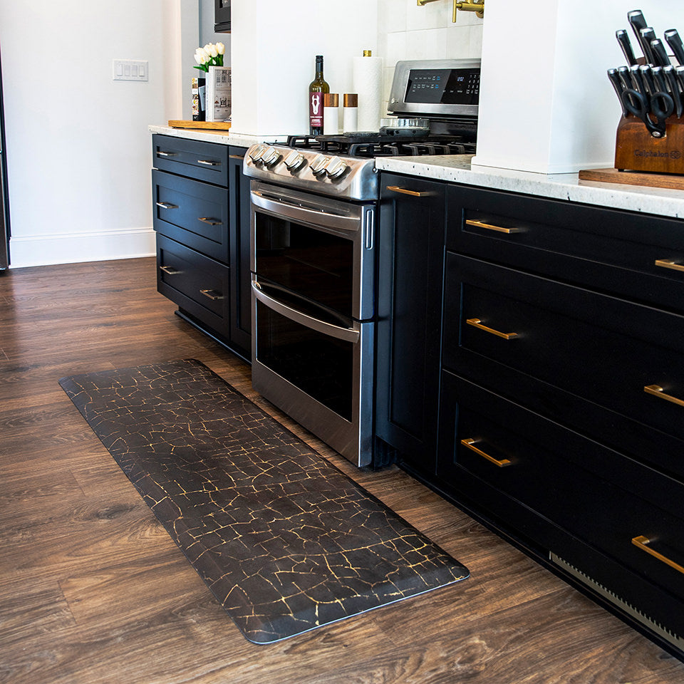 Anti-fatigue Kintsugi runner mat in Brown in front of a stove, comfortable on feet and wipeable surface.