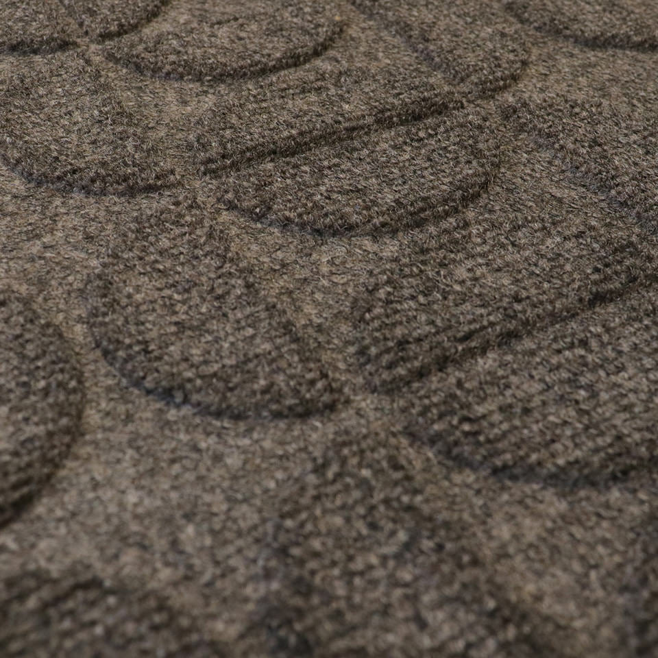Detailed shot of Hourglass' bi-level surface and semi-oval alternating pattern in greige; all-weather outdoor mat
