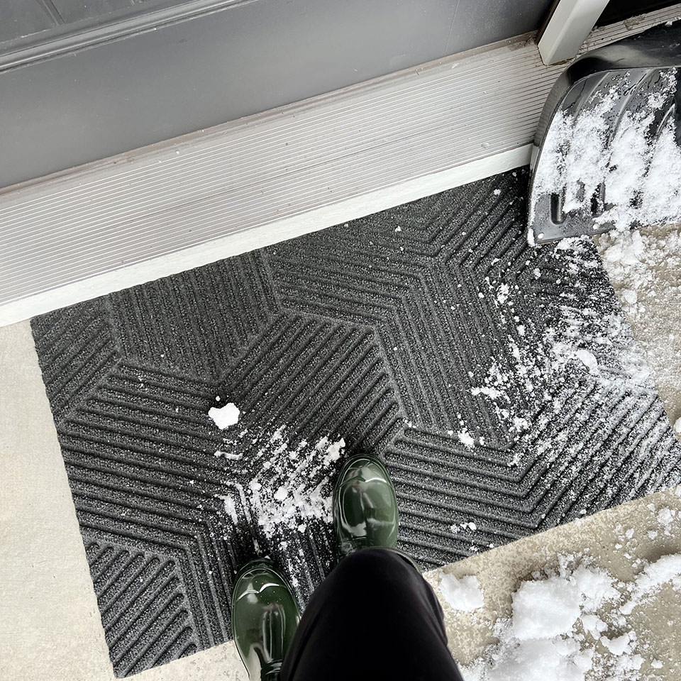 Zephyr single door doormat scrapes snow from wet boots