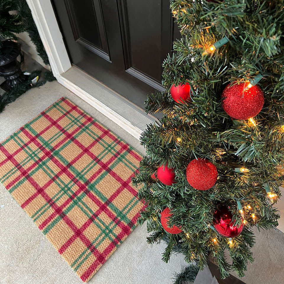 Single door holiday glen Christmas doormat in green and red