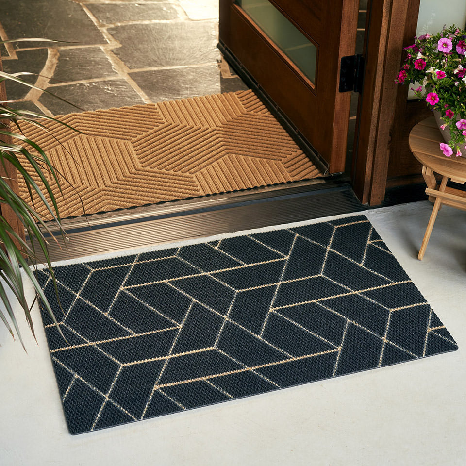 Triangulation single door doormat is a decorative mat that will clean shoes and boots.